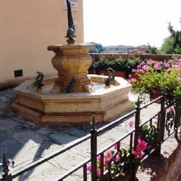 Fontana all`ingresso di Siena